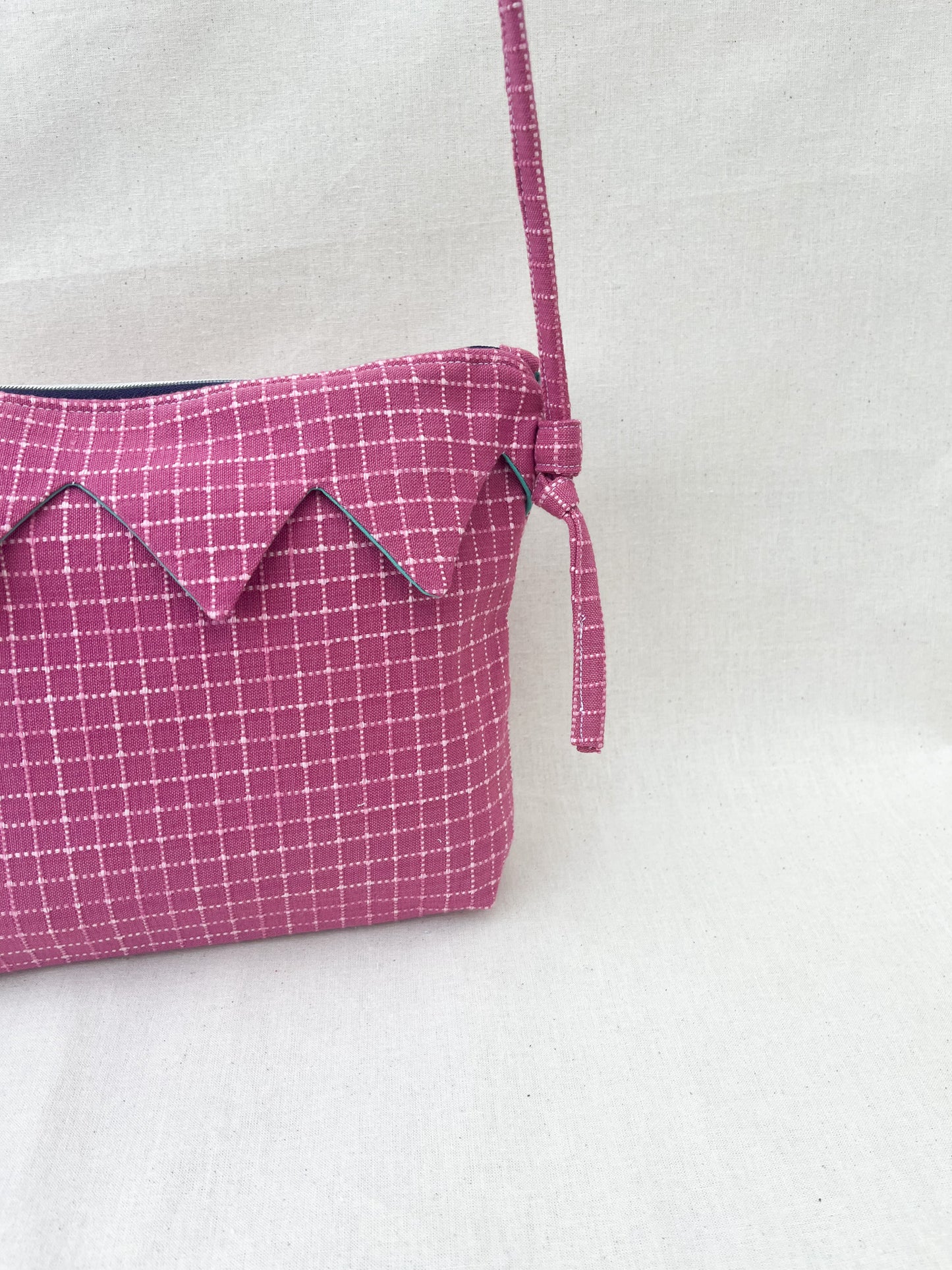 Zigzag Crossbody Bag / Pink